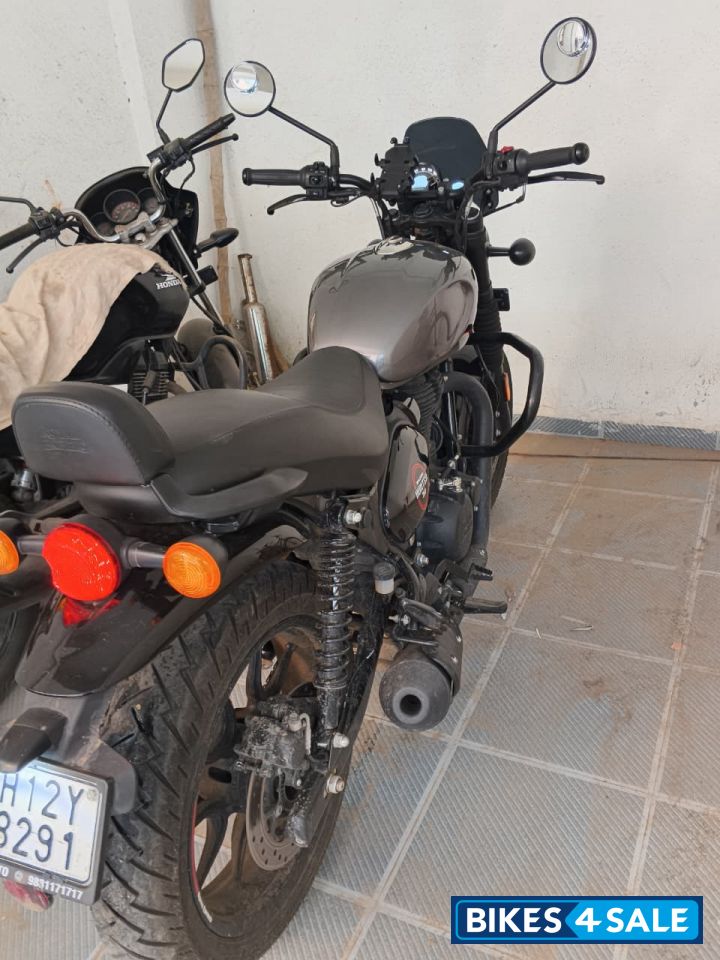 Dappered Gray Royal Enfield Hunter 350 2025