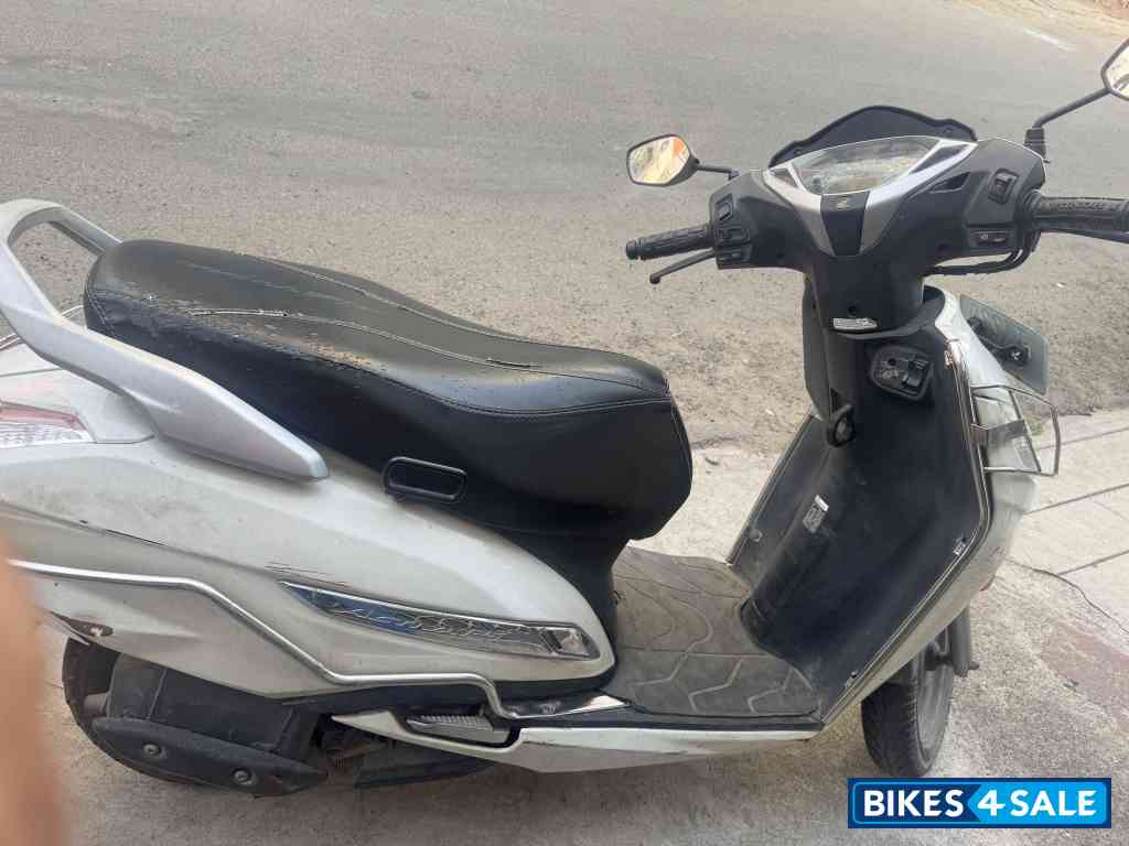 Pearl Precious White Honda Activa 125