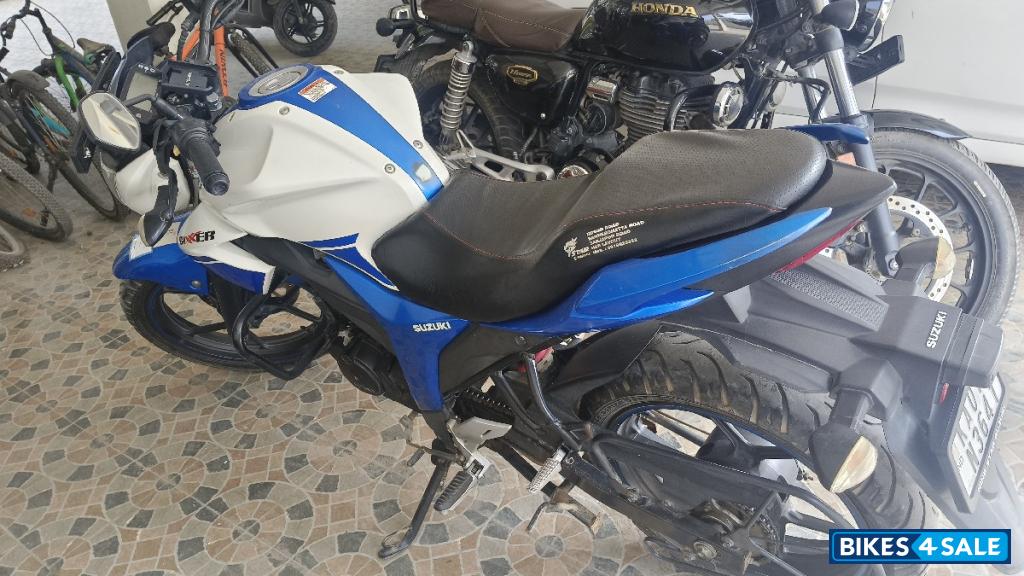 Blue And White Suzuki Gixxer 150