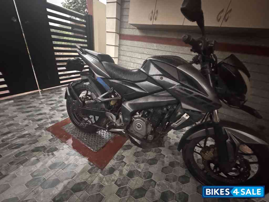 Black Bajaj Pulsar NS200 Black Bajaj Pulsar NS200