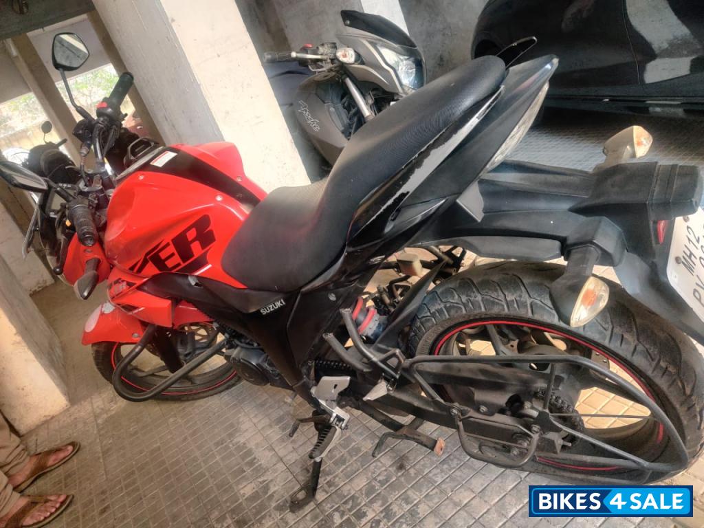 Red Suzuki Gixxer 150