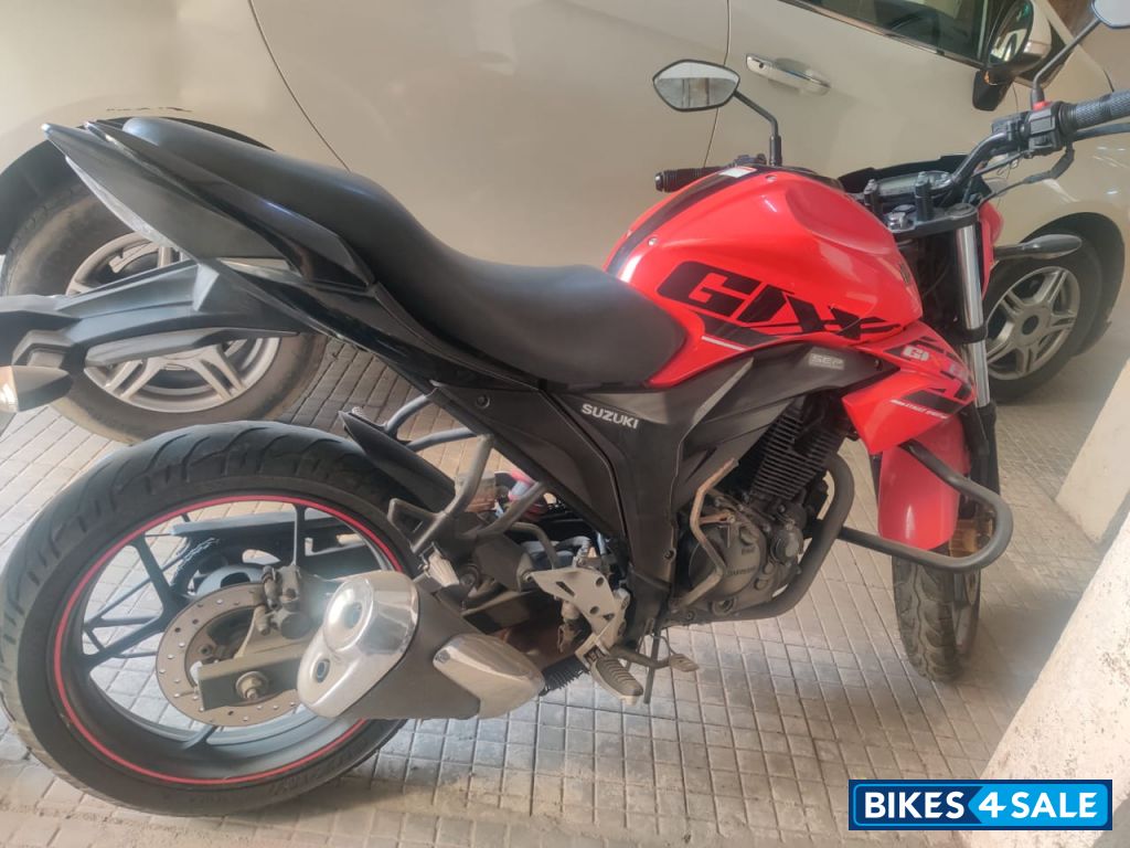 Red Suzuki Gixxer 150 Red Suzuki Gixxer 150