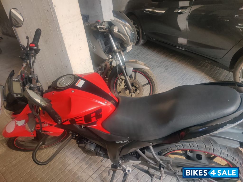 Red Suzuki Gixxer 150 Red Suzuki Gixxer 150