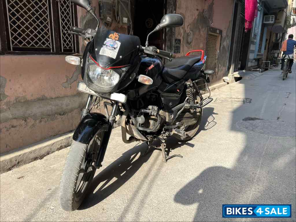 Black-red Bajaj Pulsar 150 Neon