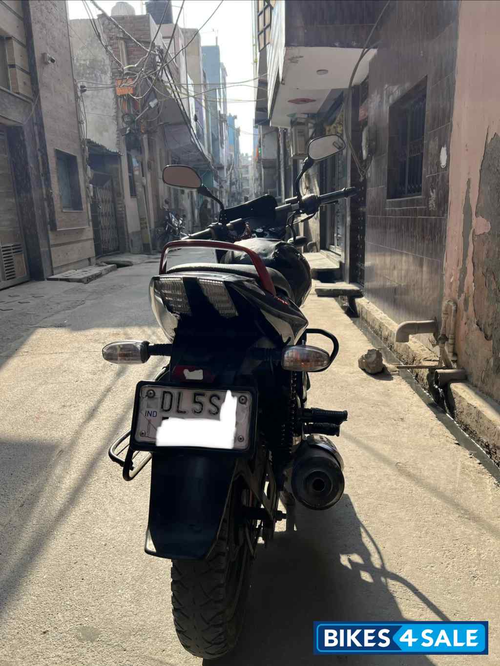 Black-red Bajaj Pulsar 150 Neon