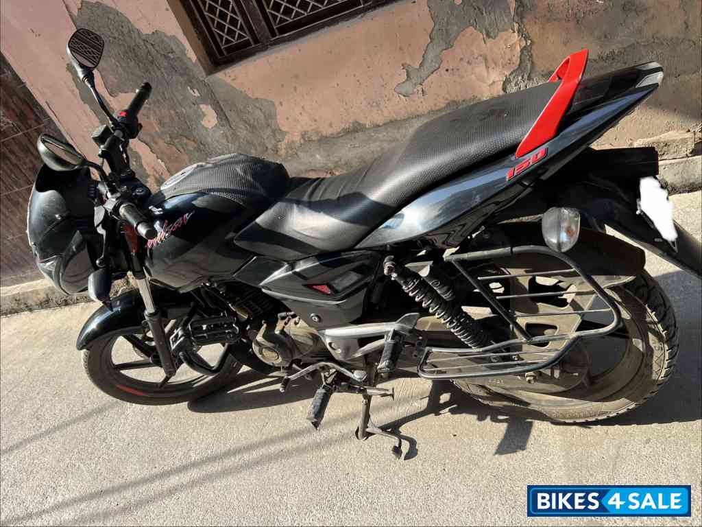Black-red Bajaj Pulsar 150 Neon