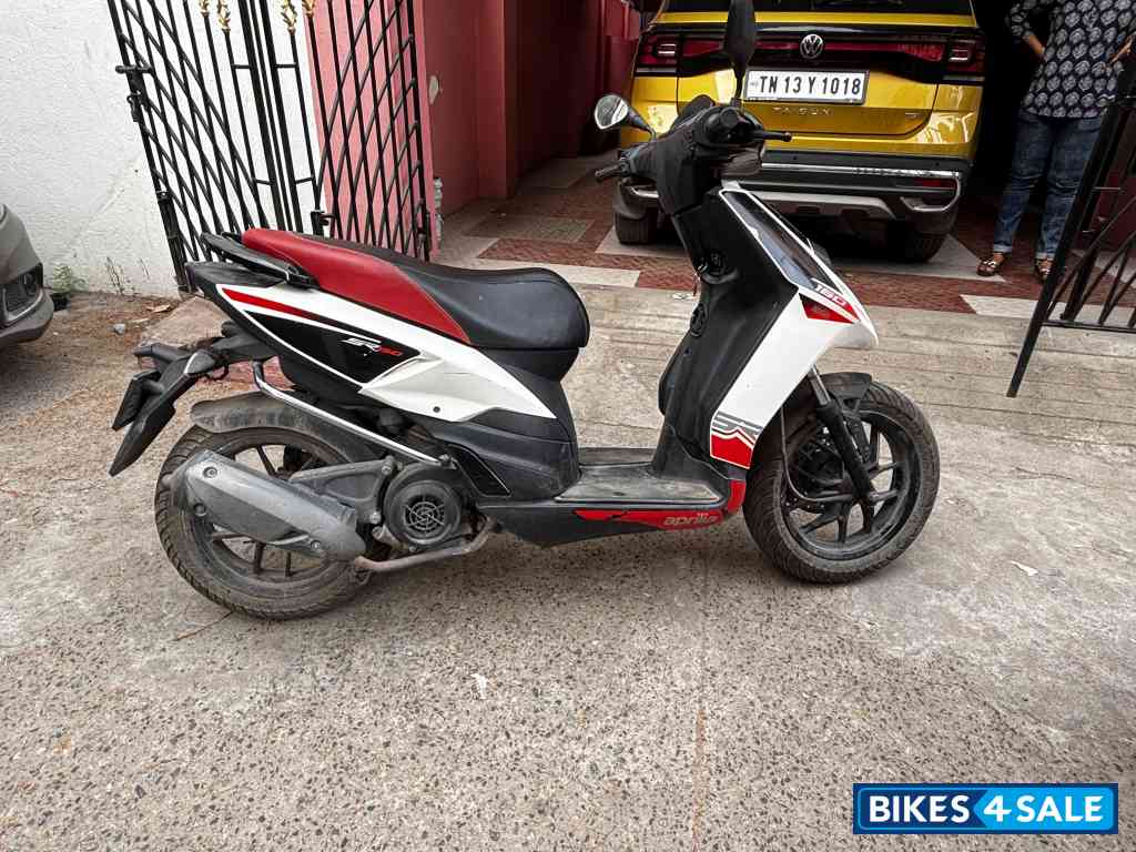 White Aprilia SR 150