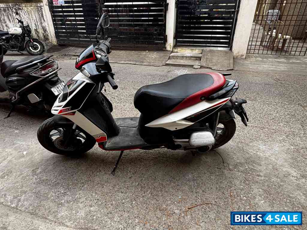 White Aprilia SR 150 White Aprilia SR 150