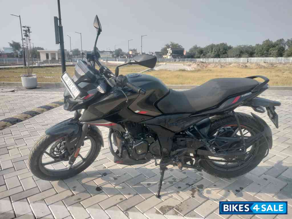 Black Bajaj Pulsar N150 Black Bajaj Pulsar N150