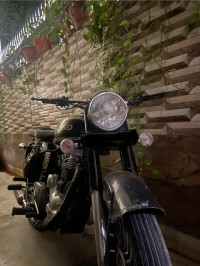 Black Royal Enfield Bullet 350