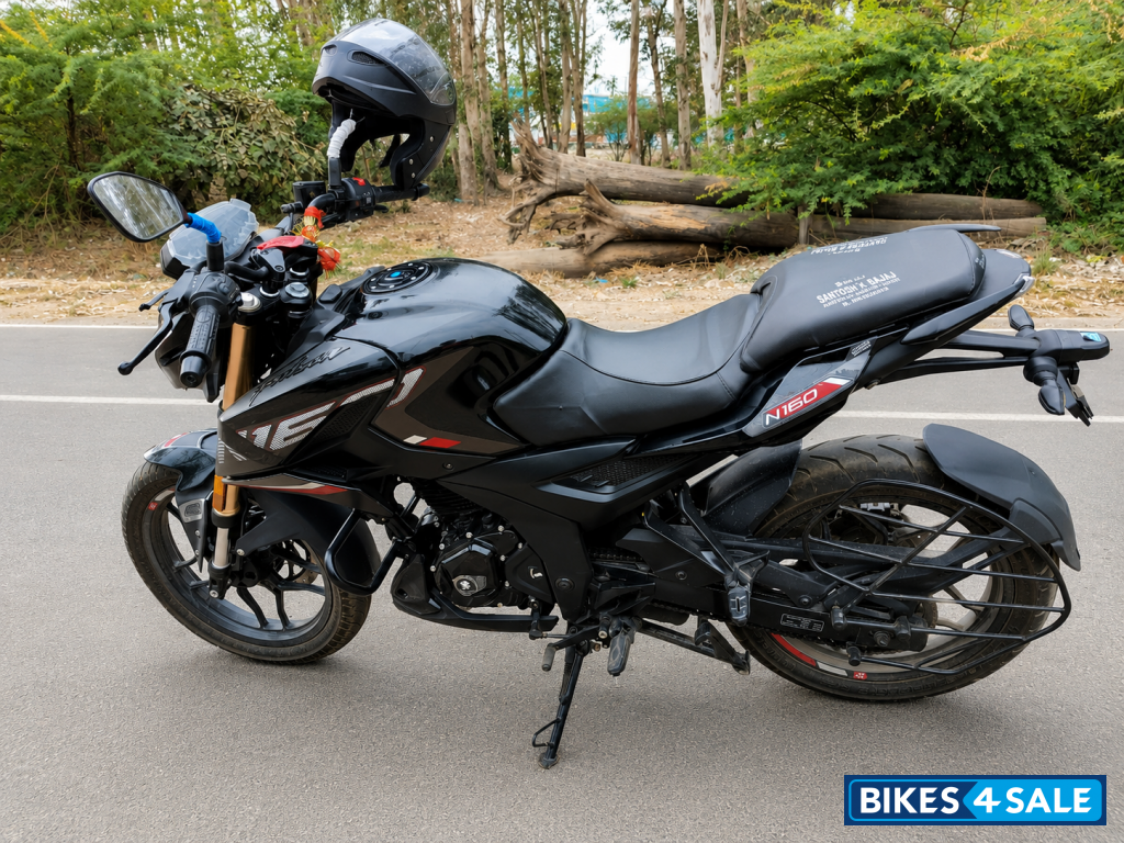 Black Bajaj Pulsar N160
