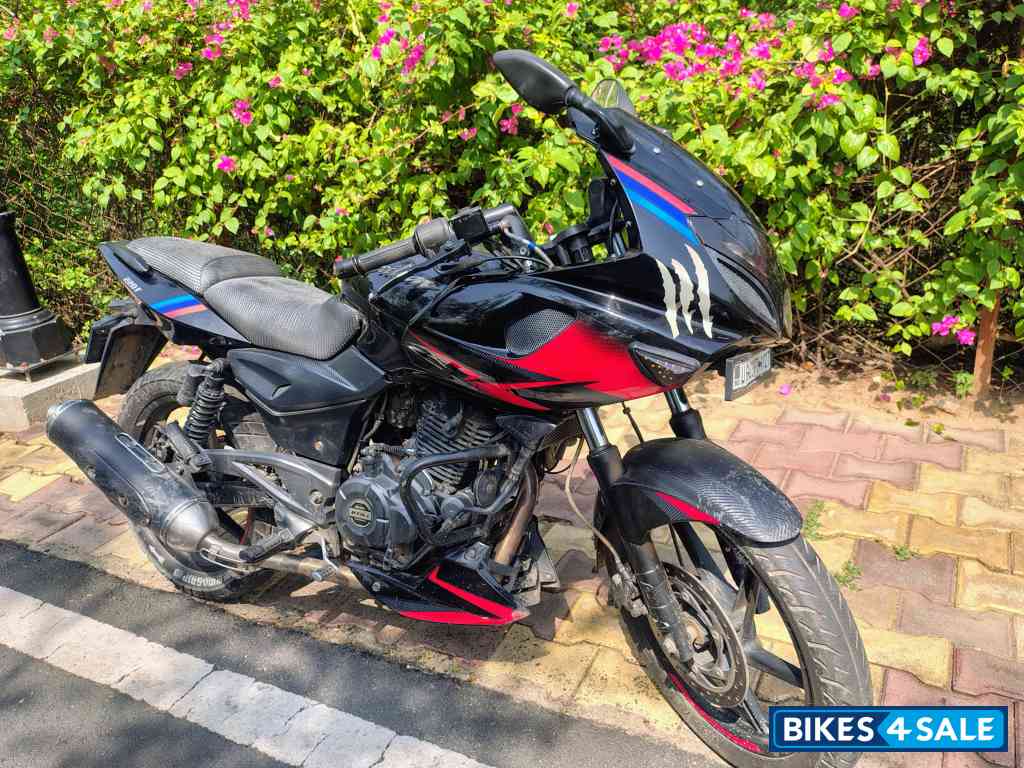 Black And Red Bajaj Pulsar 220F