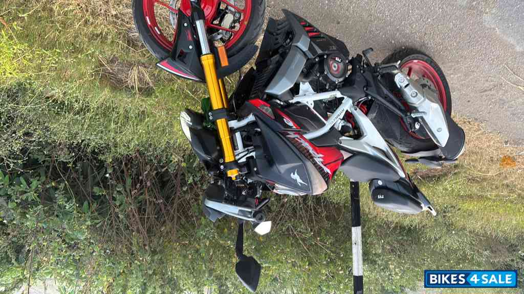 Black And Read TVS Apache RTR 310 2025