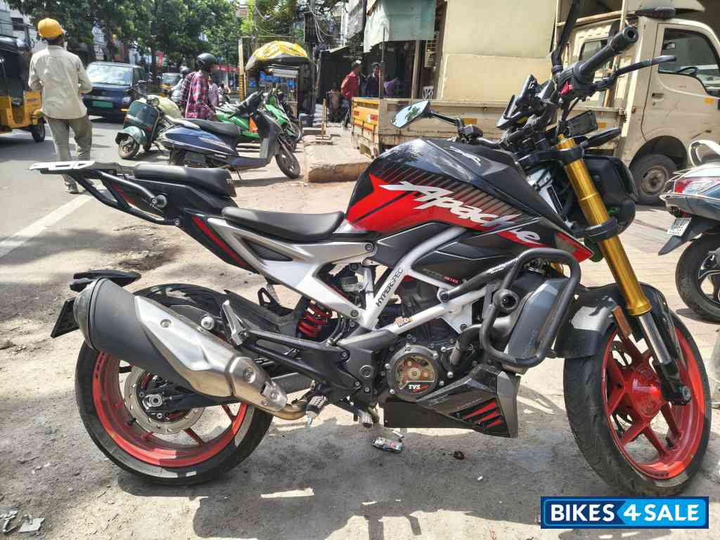 Black And Read TVS Apache RTR 310 2025