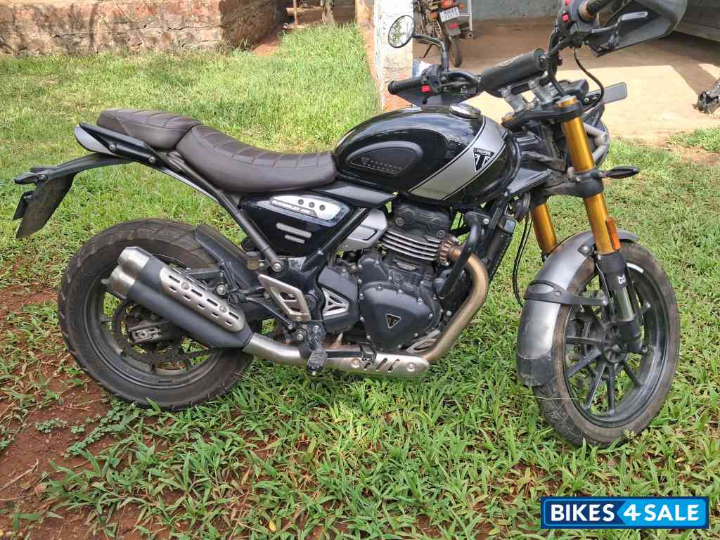 Black/silver Triumph Scrambler 400 X 2025