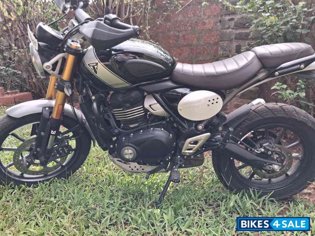 Black/silver Triumph Scrambler 400 X 2025