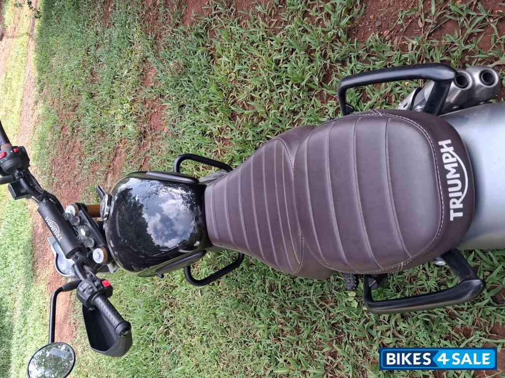 Black/silver Triumph Scrambler 400 X 2025