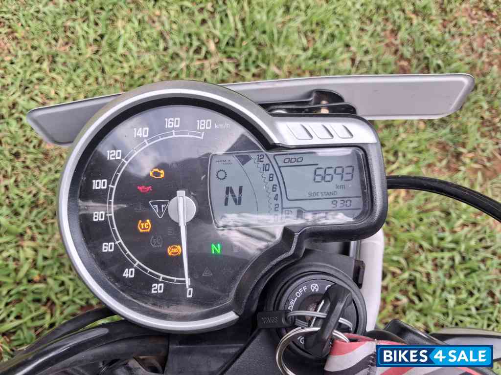 Black/silver Triumph Scrambler 400 X 2025
