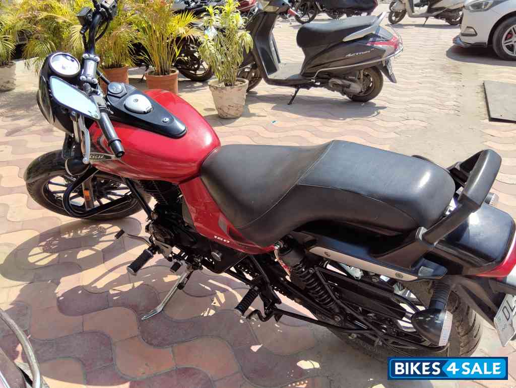 Red Bajaj Avenger Street 160