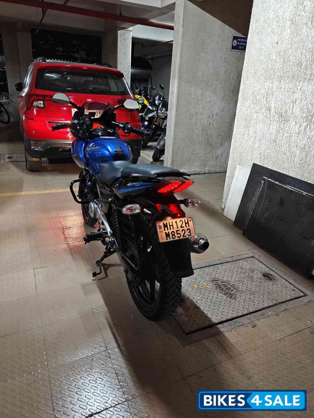 Blue Bajaj Pulsar 220F Blue Bajaj Pulsar 220F
