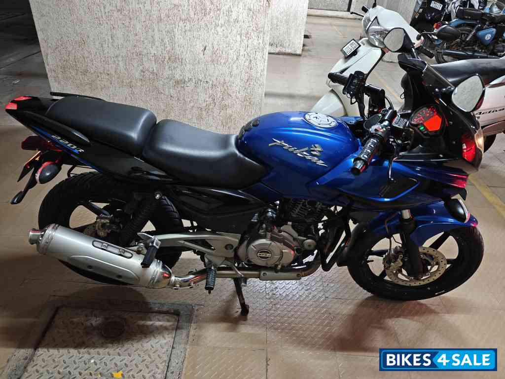 Blue Bajaj Pulsar 220F Blue Bajaj Pulsar 220F