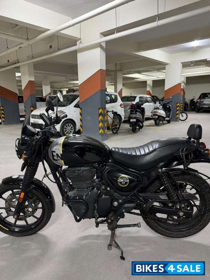 Dapper Black Royal Enfield Hunter 350 Metro Dapper Black Royal Enfield Hunter 350 Metro