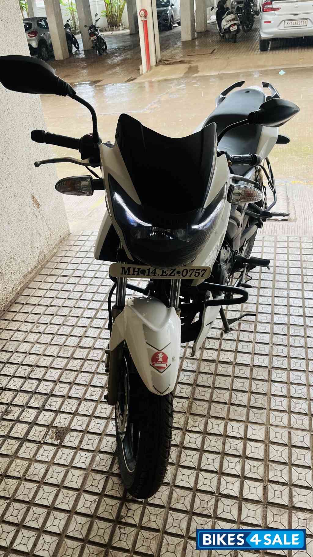 White TVS Apache RTR 180