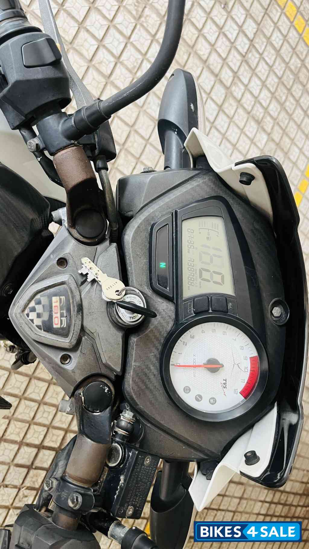 White TVS Apache RTR 180