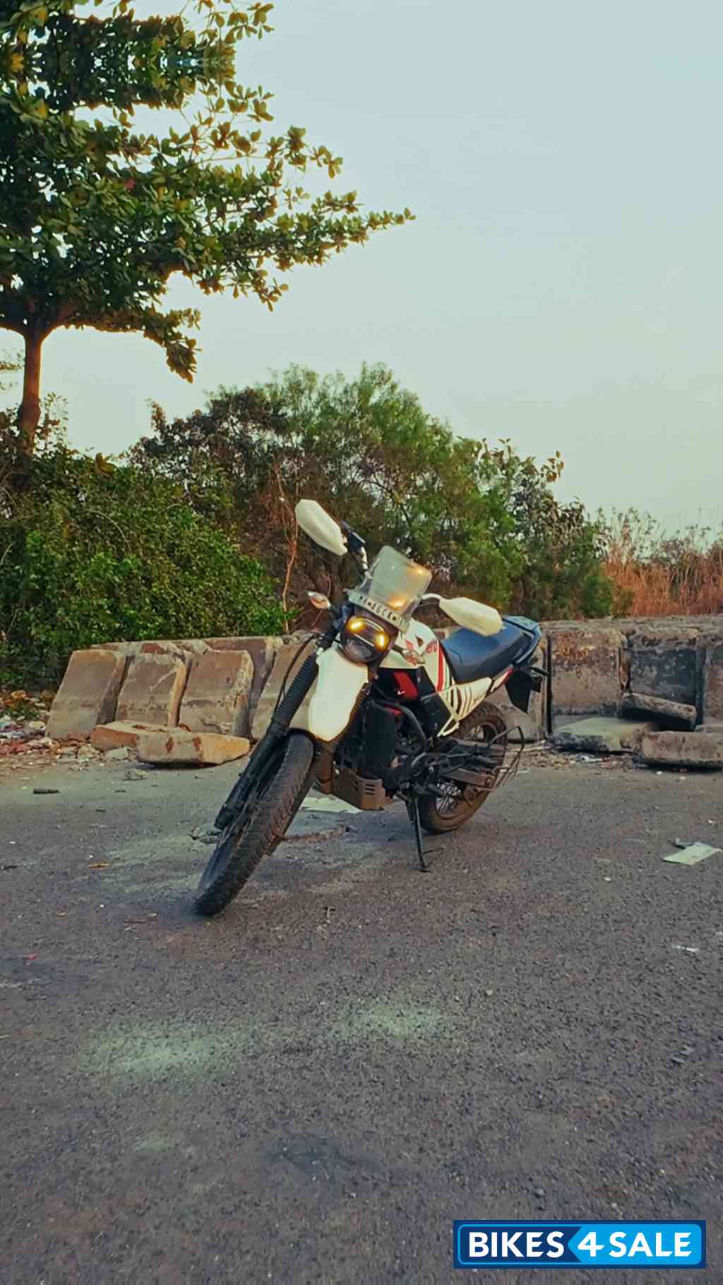 White Hero Xpulse 200 4V Rally Edition