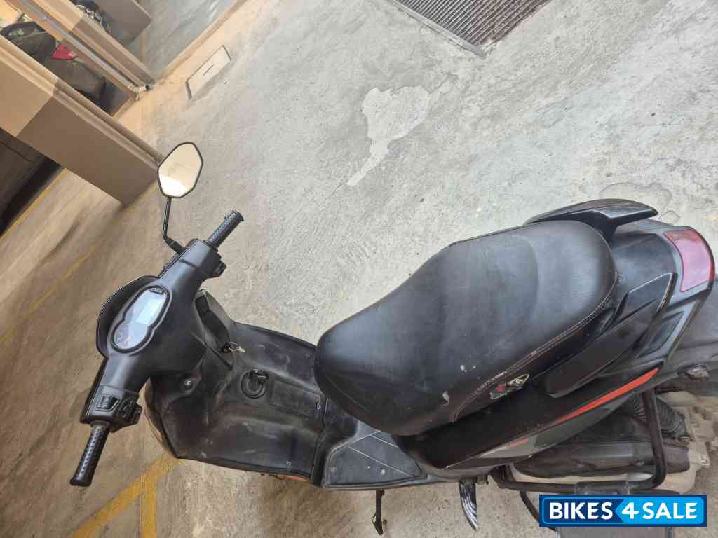 Black Aprilia SR 150 Black Aprilia SR 150