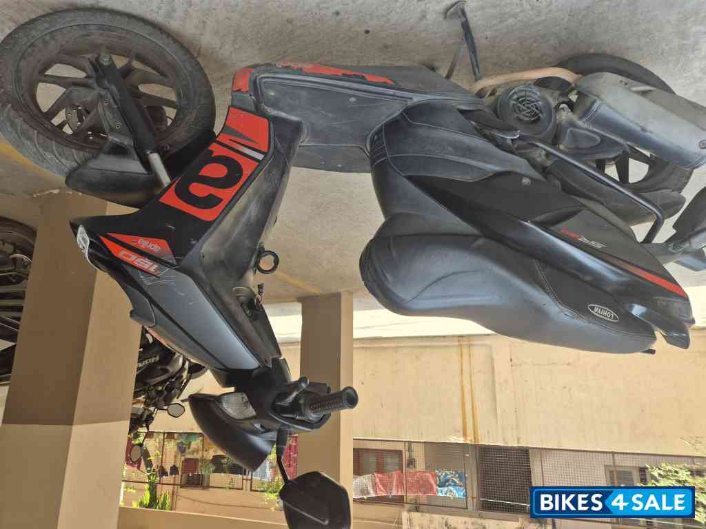 Black Aprilia SR 150 Black Aprilia SR 150