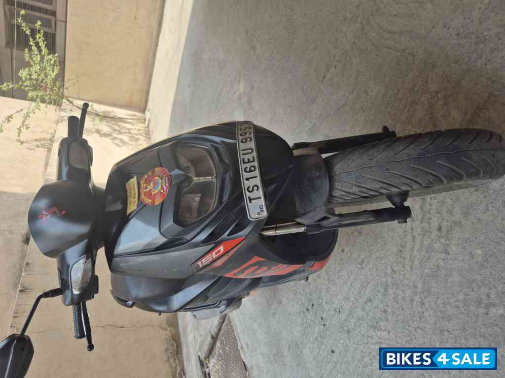 Black Aprilia SR 150 Black Aprilia SR 150