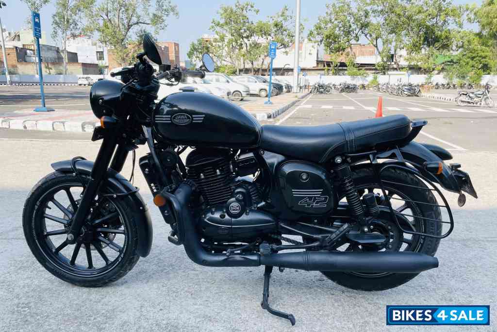 Jawa 42 Dual Channel ABS Cosmic Carbon Jawa 42 Dual Channel ABS Cosmic Carbon