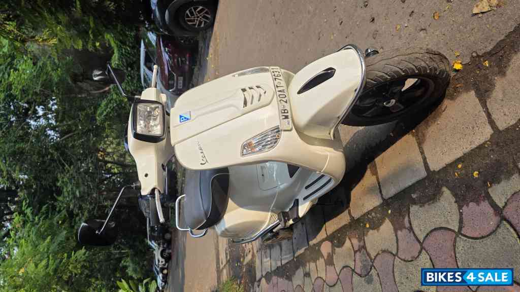 White Vespa SXL 150