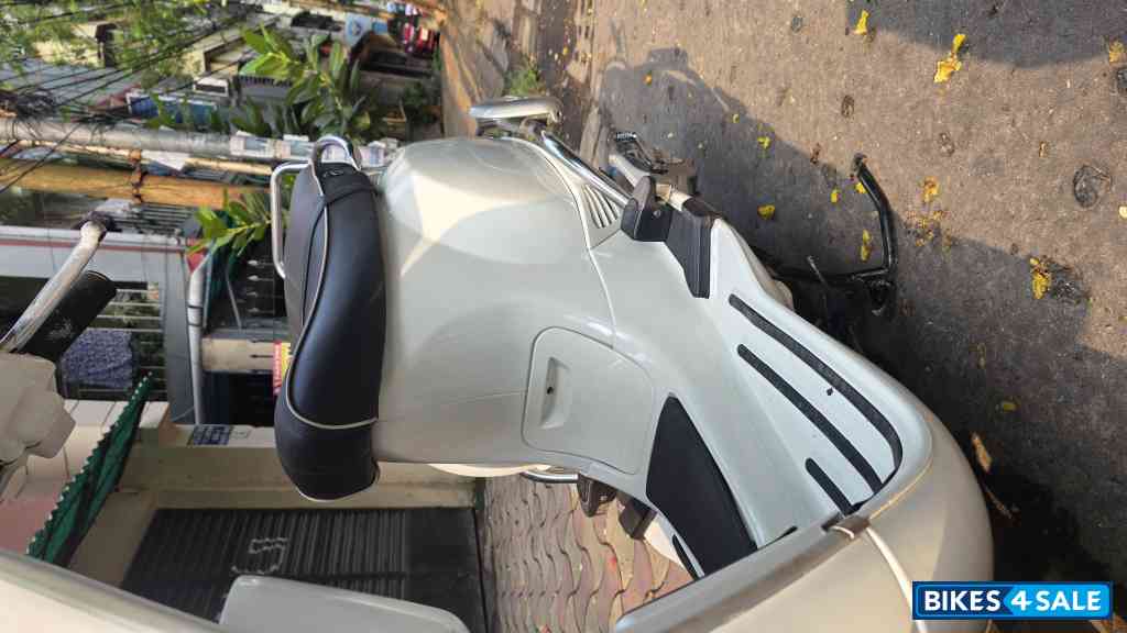 White Vespa SXL 150 White Vespa SXL 150