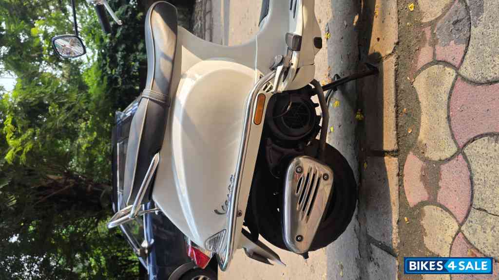 White Vespa SXL 150 White Vespa SXL 150