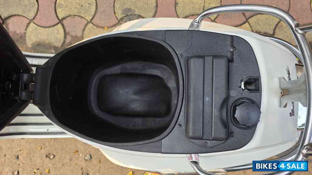 White Vespa SXL 150 White Vespa SXL 150