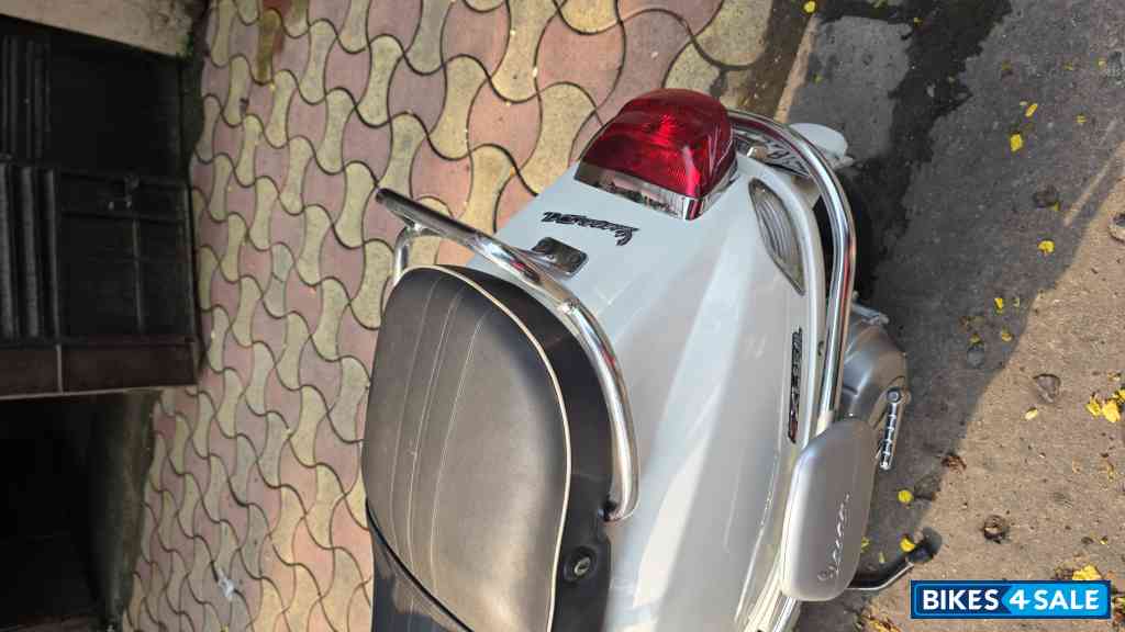 White Vespa SXL 150 White Vespa SXL 150