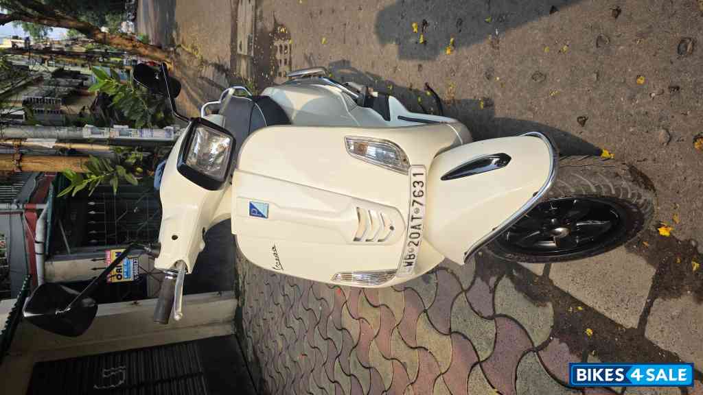 White Vespa SXL 150 White Vespa SXL 150