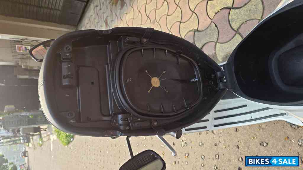 White Vespa SXL 150 White Vespa SXL 150