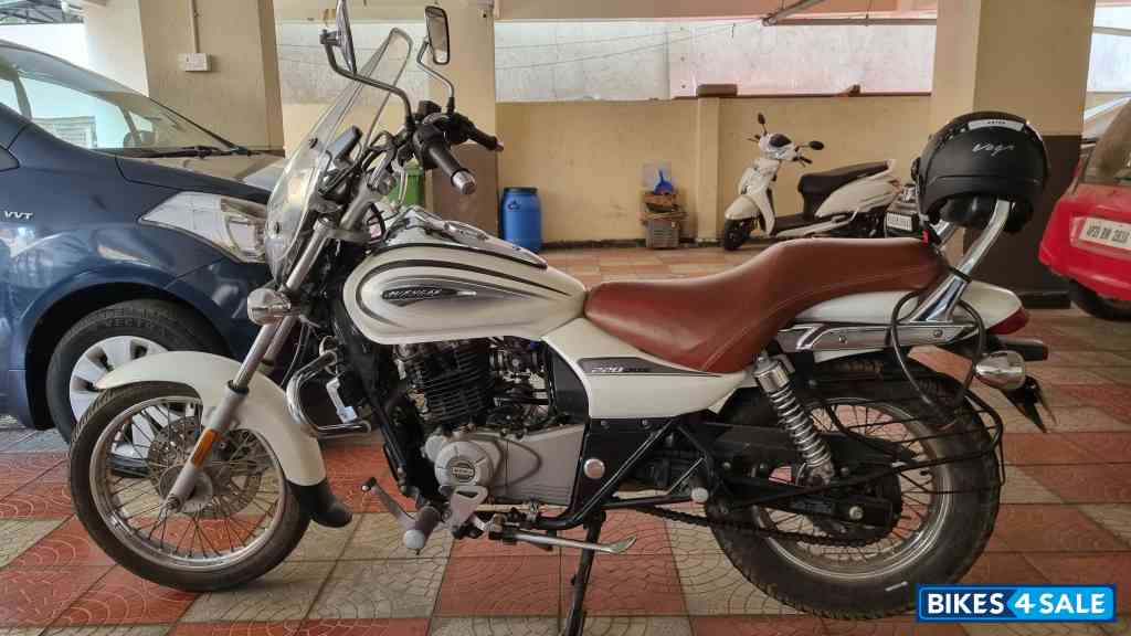 White Bajaj Avenger Cruise 220 BS6 White Bajaj Avenger Cruise 220 BS6