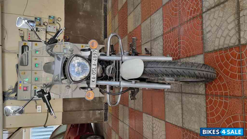 White Bajaj Avenger Cruise 220 BS6 White Bajaj Avenger Cruise 220 BS6