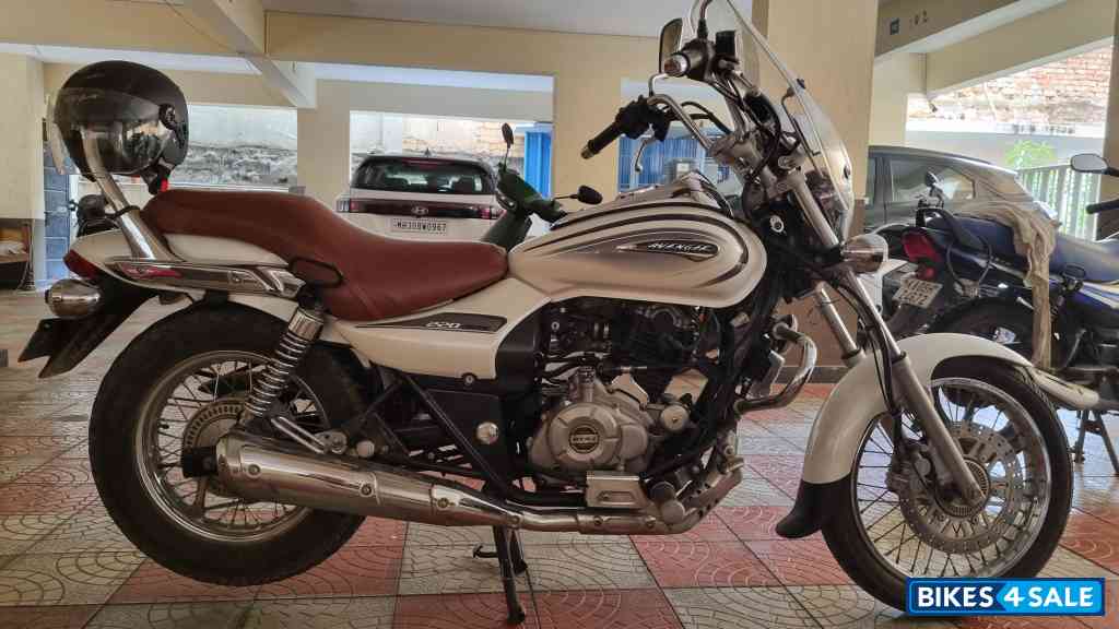 White Bajaj Avenger Cruise 220 BS6 White Bajaj Avenger Cruise 220 BS6