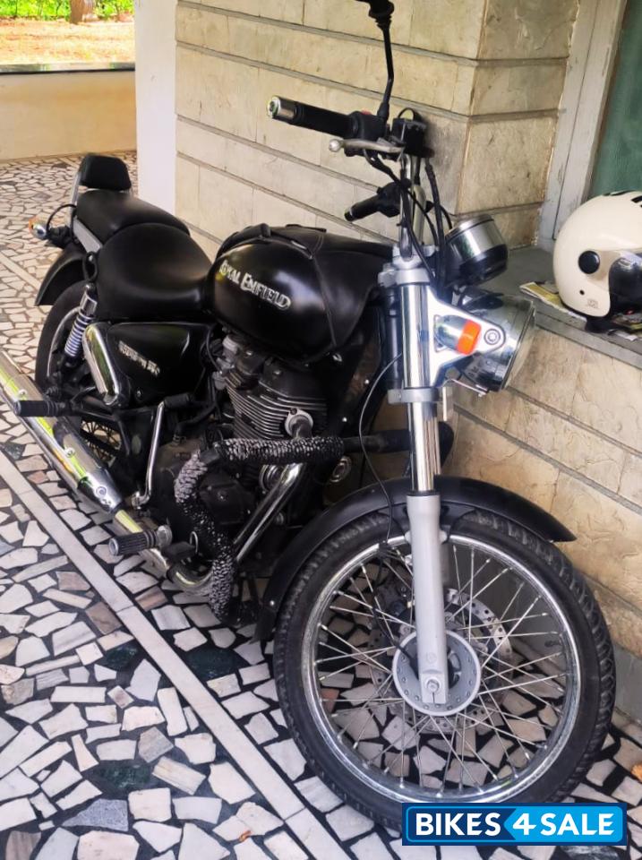 Black Royal Enfield Thunderbird 350