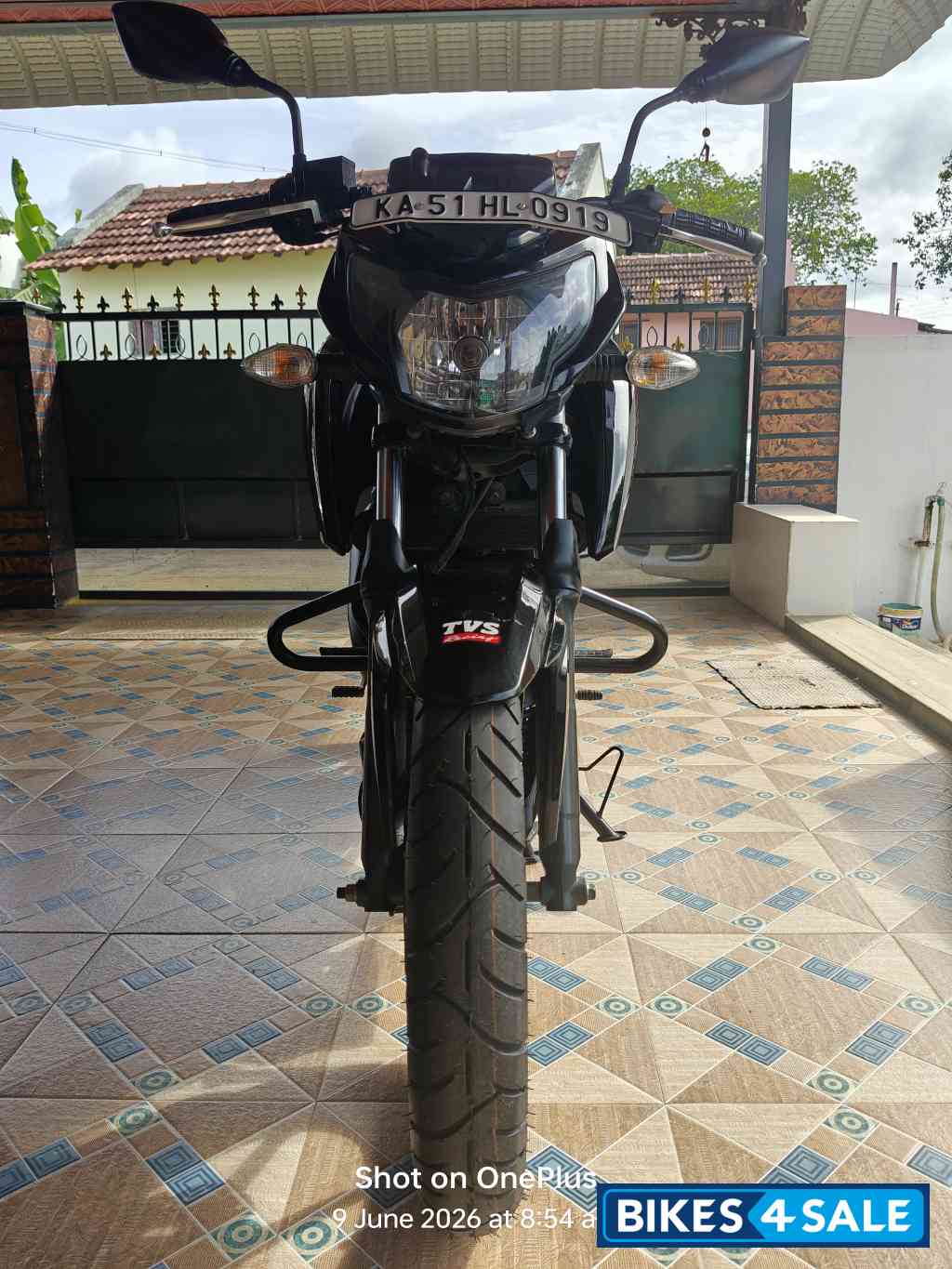 Black TVS Apache RTR 160 4V