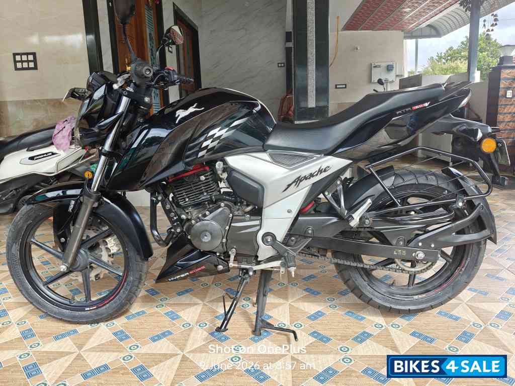 Black TVS Apache RTR 160 4V Black TVS Apache RTR 160 4V