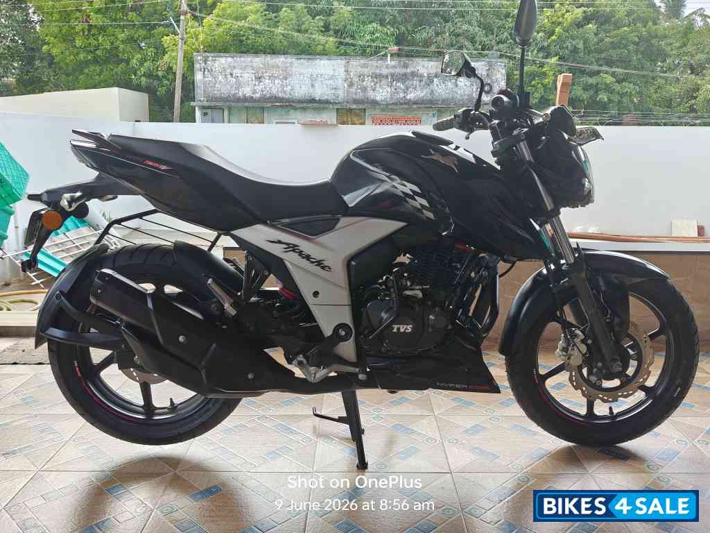 Black TVS Apache RTR 160 4V Black TVS Apache RTR 160 4V