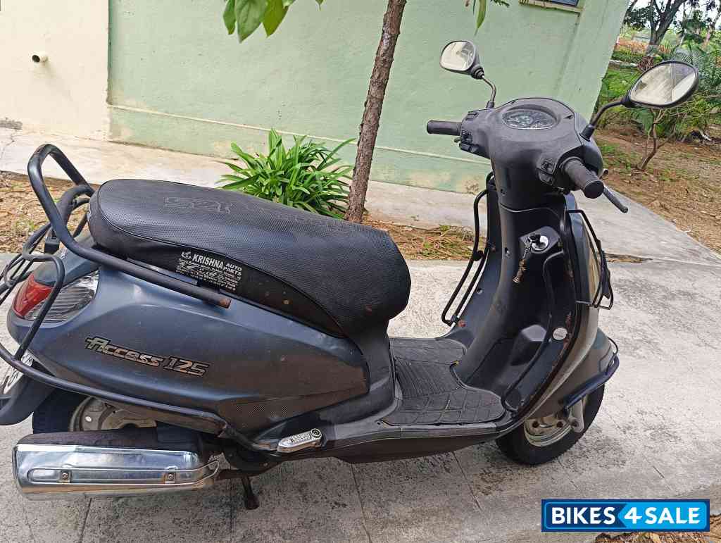 Grey Suzuki Access 125 Grey Suzuki Access 125