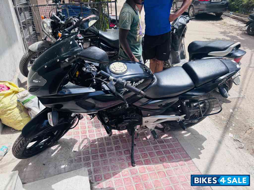 Bajaj Pulsar 220F