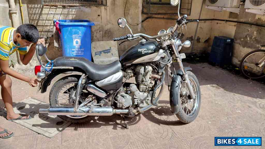 Black Royal Enfield Thunderbird Black Royal Enfield Thunderbird
